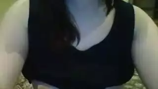 سمراء ممتلئة تدفع لعبتها الكبيرة في مهبلها بقوة