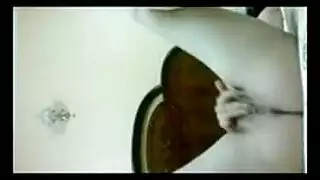 هاجر المثيرة تلمس فرجها المبلل وترتعش في استمناء غرفة النوم