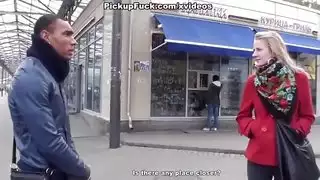 عارضة أزياء تايلاندية ترتدي النظارات تمص وتمارس الجنس في الحديقة