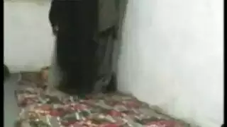 متزوجة ولكنها جائعة للقضيب، تحصل على شبعها في المطبخ
