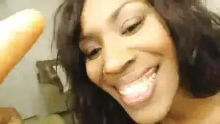 عاهرة شقراء فقيرة تخدم قضيباً قاسياً