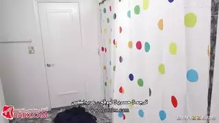مبللة وجنونية: إباحية عربية مترجمة في حرامي حمام ساخن
