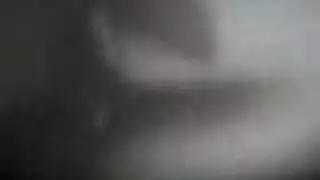إيلا هيوز في وضعية الشواء: تمص قضيبًا وتعد الآخر
