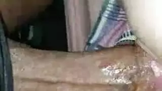 عمل اللسان العميق يجعلها تصرخ قبل أن يقذف عليها