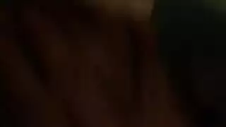 زوجة تئن تأخذ إصبع وقضيب بينما الزوج يطلي جسدها