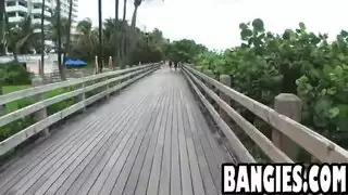 جنس الأخوة: مراهقة بحلمات كبيرة تأخذ قضيب أخيها