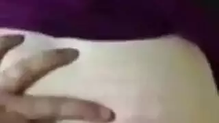يفتح طيزها باصايعه