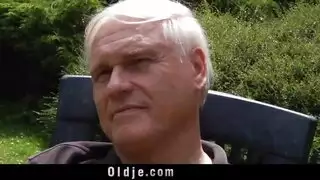 إباحية عائلية: زب الأب الصلب يوسع فرجها الصغير