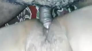 عنتيل القرية يقدم مشهد قضيب خام وعنيف