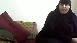 طيزها ملبن يديها بنج علشان ينيكها