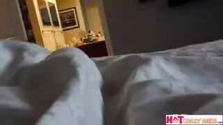 زوجة الأب الآسيوية الساخنة تحصل على كسها الضيق المُدمر