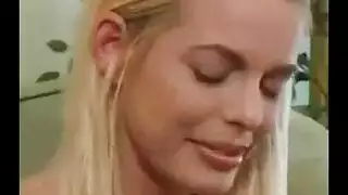 زوج زوجة الأم لا يستطيع مقاومة ابنة الزوجة الشقراء الجذابة