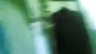 أشد إباحية مصرية حرارة: شرموطة ذات أثداء مرتدة تأخذ قضيبًا