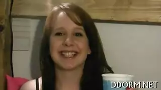 راقصة كبيرة العضو تملأ فرج فتاة جامعية بعضوها الاصطناعي السميك