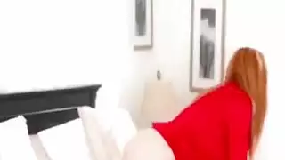 امرأة ناضجة تعلّم الشاب كيفية ضرب فرجها المنقوع درس صريح