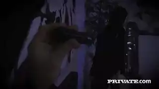 تنزع سراويل البيكيني وتغرس أصابعها في شقها المحلوق