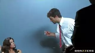 إباحية قاسية: سمراء تحب الجنس الخشن مع فحل وسيم