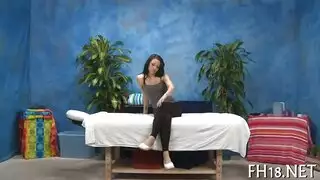 شقراء وقحة تتعرض لاختراق مزدوج من أفضل صديق أثناء موعد قهوة