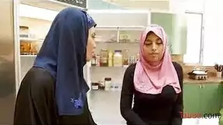 الابنة الهيجان تمارس الجنس مع امها وهي نايمه