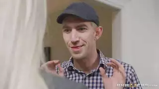 أثداء كبيرة ثقيلة منتفخة على عارضة عالمية في جنس جماعي قوي