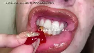فتاة مثيرة تمدح جسدها الساخن