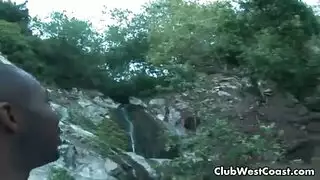 زوجان محبان من عرقين مختلفين يمارسان جنسًا صريحًا عنيفًا في فندق فاخر