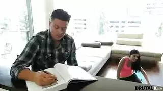 ولد ينيك اخته الخت تناك من الخ الصغير