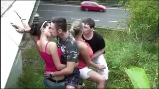 عاهرة غرفة دردشة فاتنة تتباهى بثدييها الضخمين