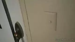 تسجيل سري: مدلكة تفتح فرجها المشعر