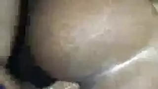ممارسة حلق عنيفة لهذه القطة السمراء المتلهفة