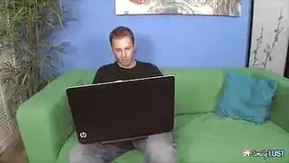 شاب يضرب امرأة ناضجة شقراء ترتدي النظارات في جنس صريح