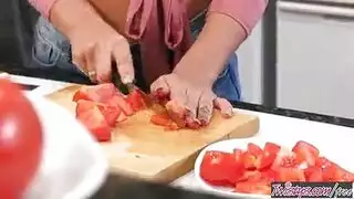 زوجان مثاران يمارسان الجنس على أرضية المطبخ بعد جنس فموي مثير