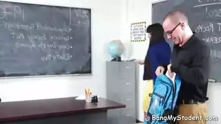 بعد المدرسة: تلميذ يمارس الجنس مع فم وفرج المعلمة في الفصل