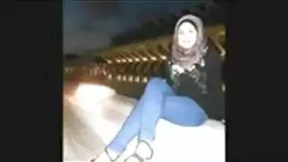 فرج مبلول في تجميع مثير