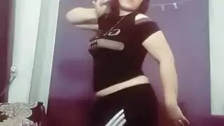 مشهد صريح: عاهرة عربية مخضرمة ترقص قبل جلسة نكاح جماعي