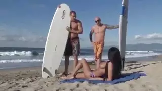 اختراق مزدوج مجموعة من ثلاثة أشخاص دراجة