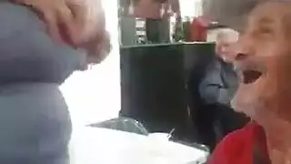 مسن يعبث بقوة بأثداء مراهقة ناضجة