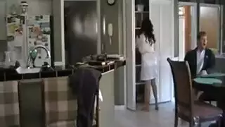 واحد بييرضع واحدة وهية بتردع إبنه من خلال