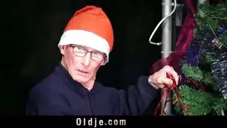 خيال الجنس الجماعي بعيد الميلاد مع عاهرات مثيرة وفتاة حارة