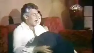 الفاتنات ذوات الشعر الداكن ضخمات الصدر في مشاهد إباحية صريحة