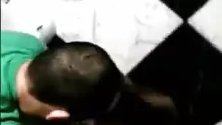 سكس حمامات عامة و شاب من شدة المحنة ينيك القحبة في طيزها بقوة