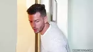 أخ متلصص يستمني وهو يشاهد استمناء أخته الإباحي