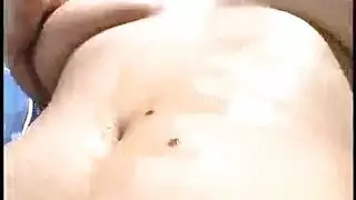 فتاة ألمانية شقراء بثديين ضخمين تركب قضيبًا في العراء