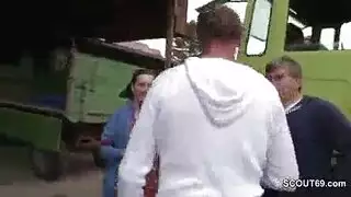 ميلف ألمانية تأخذ قضيب مزارع قاسي في الحظيرة