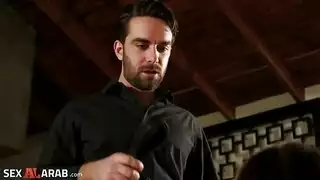 مربية مستسلمة تخضع لانضباط الأب الصارم