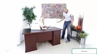 الموظف يهيج وينك مديرته