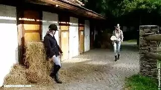 سكس سحاق قاس في الحظيرة: فيديو إباحي عالي الجودة