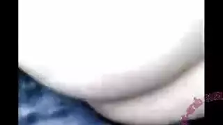 جنس ساخن في السيارة: فتاة عربية تبلع قضيب عشيقها