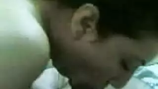 سماح تتعمق في قضيب ضخم قبل أن يتم تدمير مهبلها المشدود