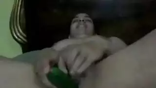 خيار ضخم يضرب كسًا يائسًا بقوة